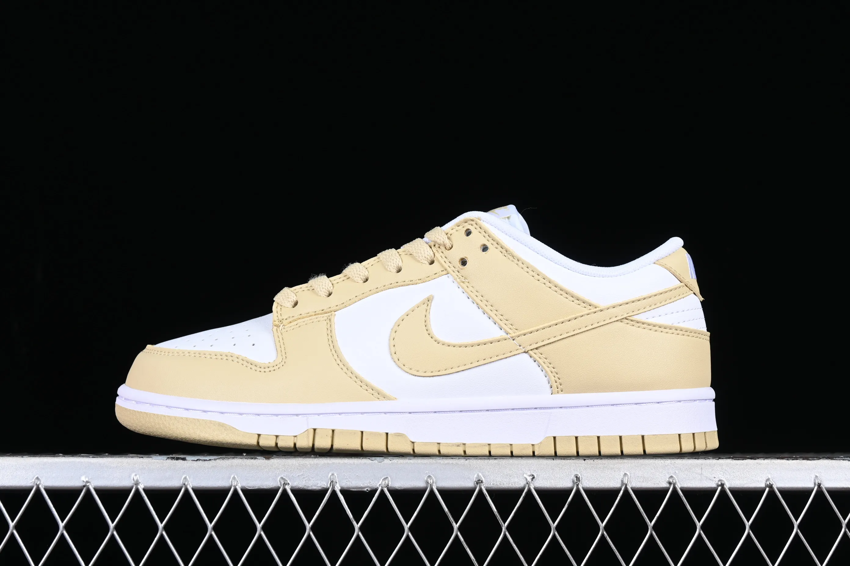 All Categories Nk SB Dunk Series Nk SB Dunk Low low-top sneakers Cost-effective version Dunk Low "Team Gold" golden wheat color SB low-top sports and leisure sneakers DV0833-100